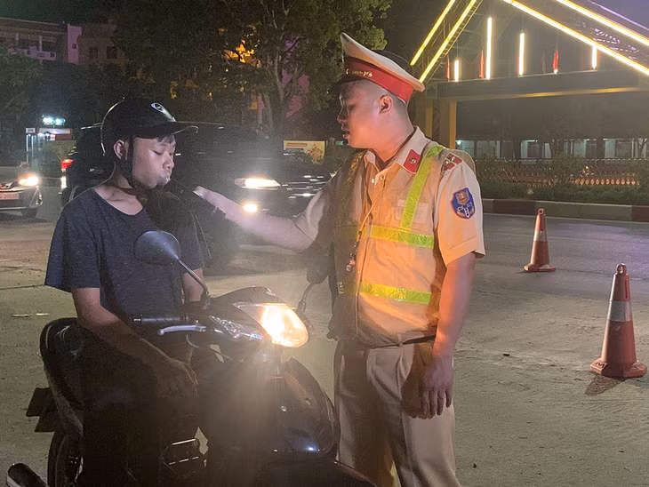 Cán bộ Đội CSGT số 1, Phòng CSGT đường bộ, đường sắt Công an tỉnh kiểm tra nồng độ cồn người điều khiển xe mô tô.