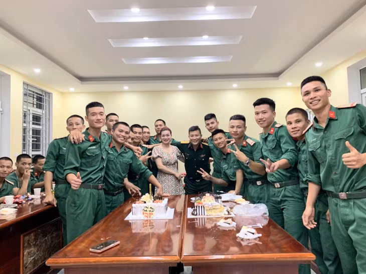 Buổi sinh nhật đồng đội ở Đại đội Trinh sát diễn ra trong không khí ấm áp, vui tươi.