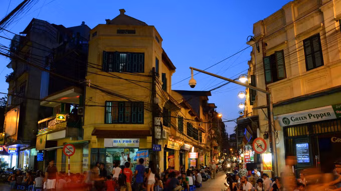 Những quán bia ở vỉa hè phố Tạ Hiện. Ảnh: Prashant Ram/Creative Commons.