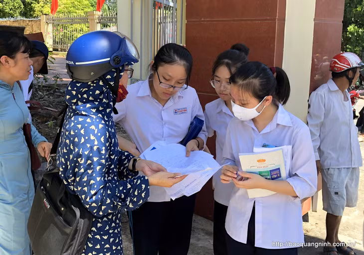 Nhiều phụ huynh theo sát con em từ khi vào phòng thi đến lúc kết thúc môn thi, hồi hộp mong ngóng kết quả làm bài của con em.