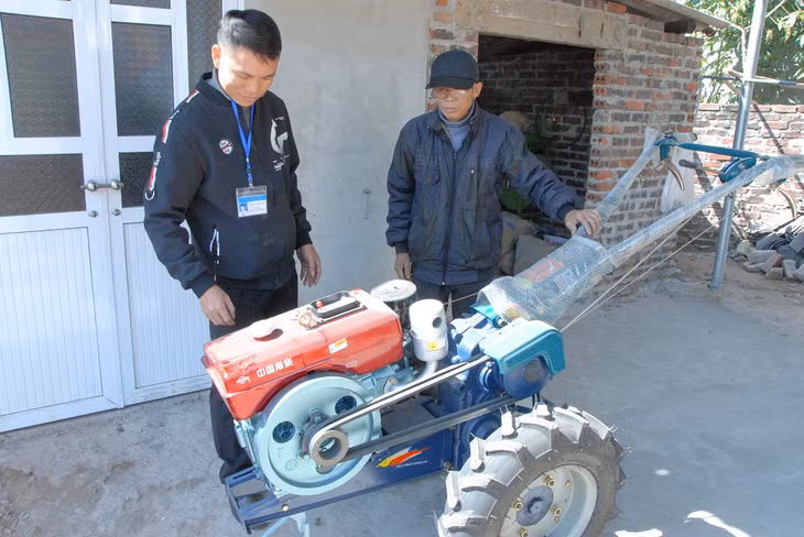 Cán bộ xã Quảng Phong (Hải Hà) trao hỗ trợ máy cày cho người dân, phục vụ cơ giới hóa sản xuất nông nghiệp. Ảnh: Hoàng Giang