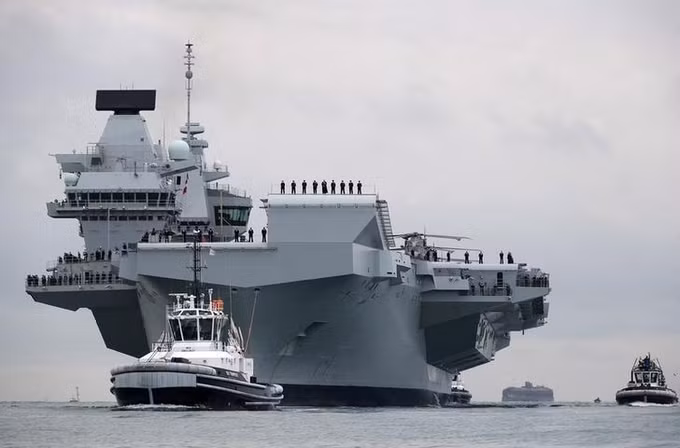 Tàu HMS Queen Elizabeth đến Portsmouth trong chuyến chạy thử tháng 8/2017. Ảnh: Reuters.