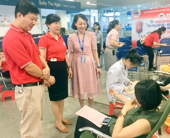 Với vai trò Chủ tịch Hội CTĐ phường Hà Tu, bà Nguyễn Thị Lan Hương còn tuyên truyền vận động mọi người tham gia HMTN.