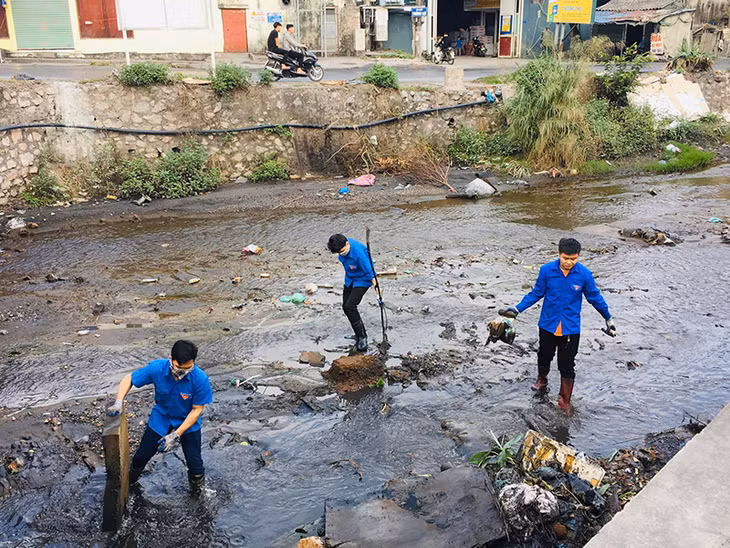 Đoàn thanh niên phường Cẩm Sơn ra quân dọn dẹp mương thoát nước.