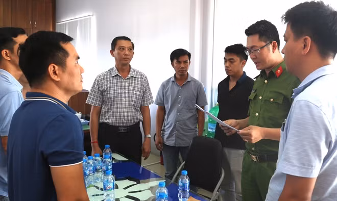 Cơ quan điều tra đọc lệnh bắt một đối tượng trong đường dây Trịnh Sướng.