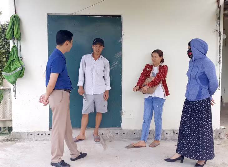 Đồng chí Vũ Văn Sơn, Bí thư Đảng ủy, Chủ tịch UBND xã Quảng Nghĩa (TP Móng Cái) vận động nhân dân bàn giao mặt bằng dự án cao tốc Vân Đồn - Móng Cái.