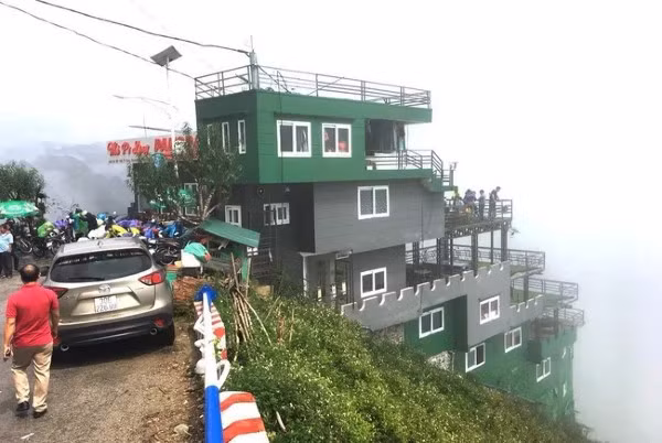 Hình ảnh tổ hợp nhà hàng Mã Pì Lèng Panorama trước thời điểm bị phá dỡ.