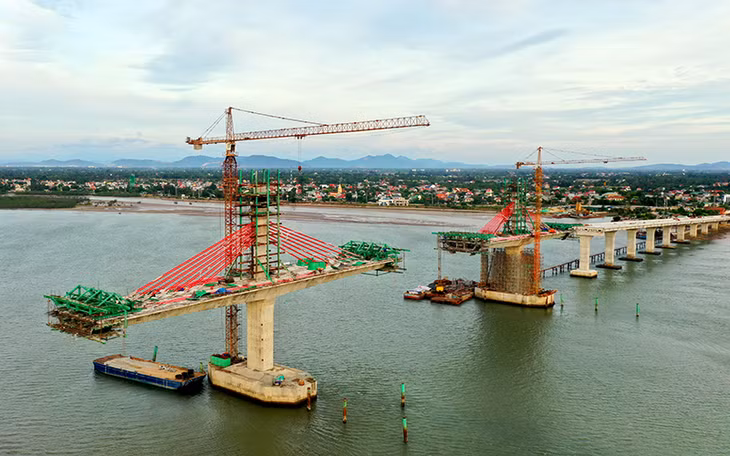 Cầu Cửa Hội (Nghệ An-Hà Tĩnh), dự án được đầu tư từ nguồn vốn đầu tư công đang được giải ngân để các đơn vị thi công đẩy nhanh tiến độ hoàn thành công trình theo đúng kế hoạch. Ảnh: Phạm Biên.