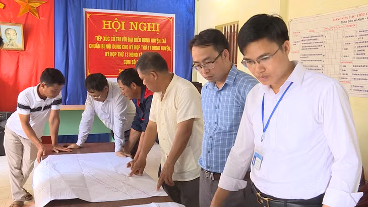 Lãnh đạo xã Đông Ngũ cùng cán bộ chuyên môn trao đổi, vận động nhân dân và triển khai các công tác giải phóng mặt bằng