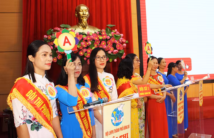 Các đội tham gia phần thi kiến thức.