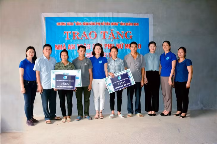 Hội LHPN TP Hạ Long trao hỗ trợ xây dựng nhà an toàn cho phụ nữ nghèo tại xã Lục Hồn (huyện Bình Liêu)