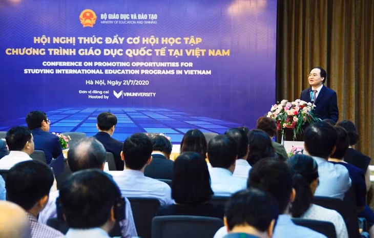 Bộ trưởng GD-ĐT Phùng Xuân Nhạ phát biểu tại hội nghị