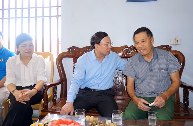 Bí thư Tỉnh ủy thăm hỏi thương binh Hoàng Lập Chương cùng tại xã Quảng Tân.