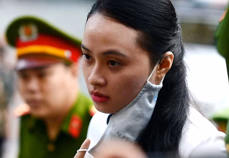 Ngọc "Miu" được đưa đến tòa sáng 16/7. Ảnh: CTV.