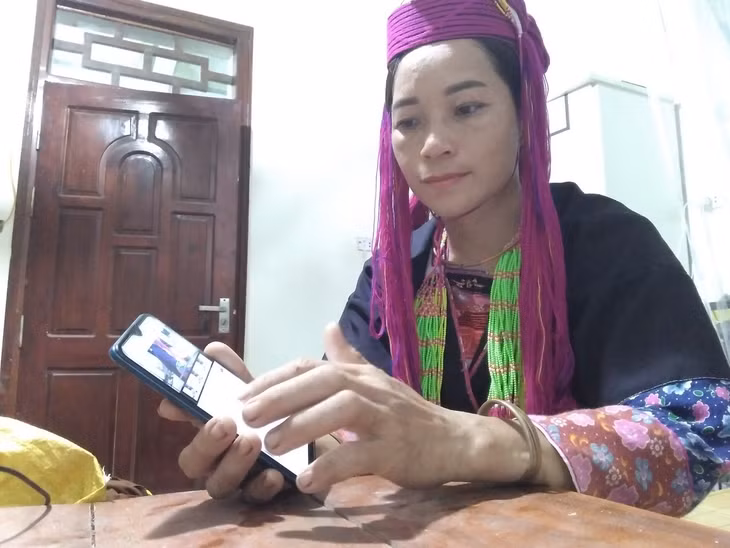 Chị Liên đang mày mò tự chỉnh sửa, lồng tiếng cho video tại nhà
