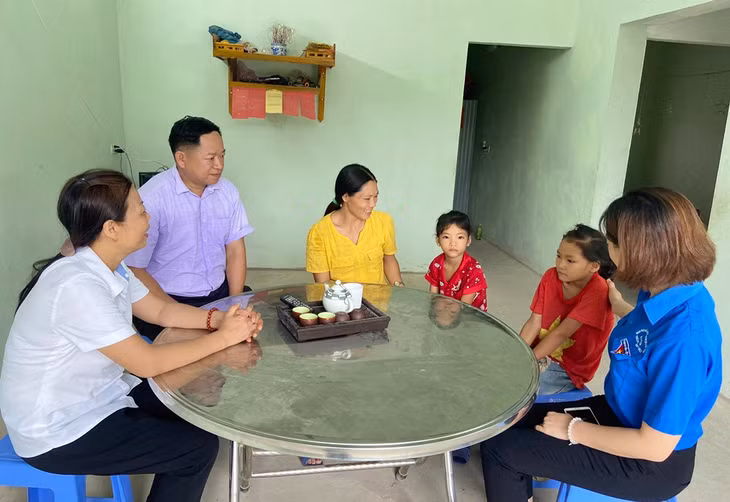 Các ban ngành, đoàn thể huyện Đầm Hà thực hiện rà soát trẻ em nghèo, có hoàn cảnh đặc biệt khó khăn ở xã Quảng Lânm để có hỗ trợ kịp thời. 