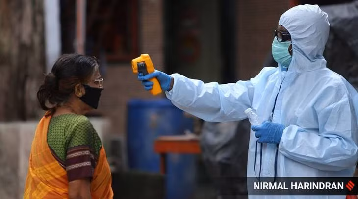 Đo nhiệt độ để kiểm soát sự lây lan Covid-19 tại Ấn Độ. Ảnh: Nirmal Harindran.