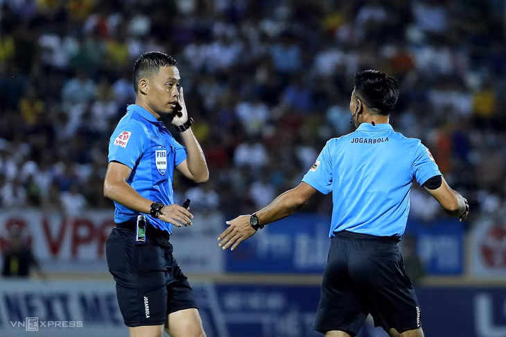 Trọng tài Ngô Duy Lân trong trận Nam Đình hoà Bình Dương 1-1 trên sân Thiên Trường ngày 23/7. Ảnh: Nam Anh