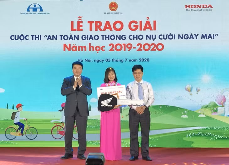 Ban tổ chức cuộc thi trao giải xuất sắc cho cô giáoĐào Thị Thành, trường THPT Đông Thành (Quảng Yên) tại lễ trao giải.