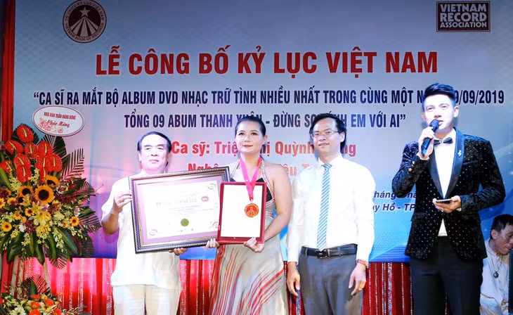 Ca sĩ Triệu Trang đón nhận bằng kỷ lục.