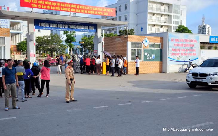 Các lực lượng chức năng phối hợp đảm bảo an ninh trật tự, an toàn giao thông tại khu vực Sun World Ha Long Complex - một trong những địa điểm du lịch trọng điểm, thu hút đông khách du lịch trên địa bàn phường Bãi Cháy.