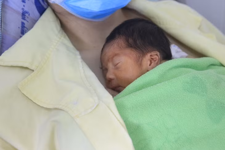 Bé sinh non được tiếp xúc da kề da trên ngực mẹ