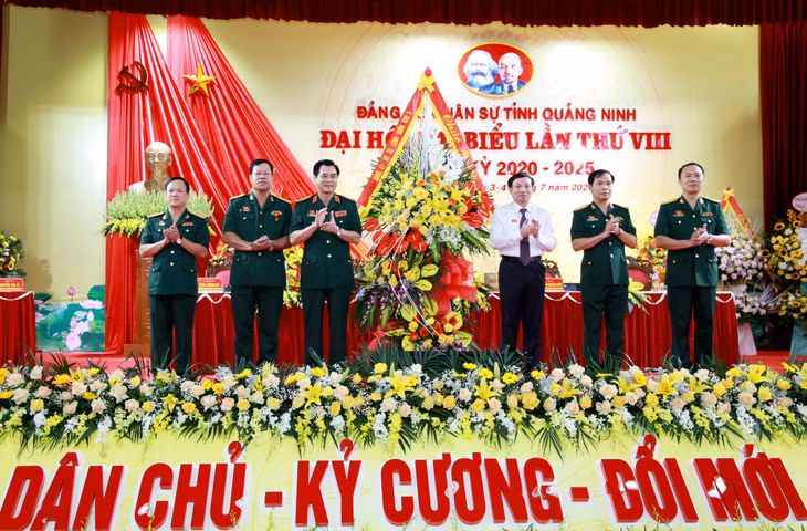 Lãnh đạo Quân khu 3 tặng hoa chúc mừng đại hội.