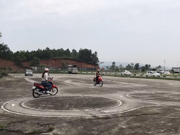Người dân thi lấy giấy phép điều khiển phương tiện xe mô tô. 