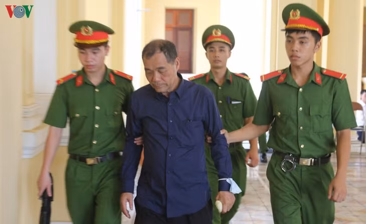 Đại gia Trầm Bê được dẫn giải vào tòa chiều nay với vẻ mặt mệt mỏi.