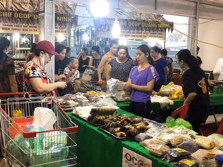 gười dân xếp hàng lựa chọn sản phẩm từ thịt lợn của OCOP TP Móng Cái.