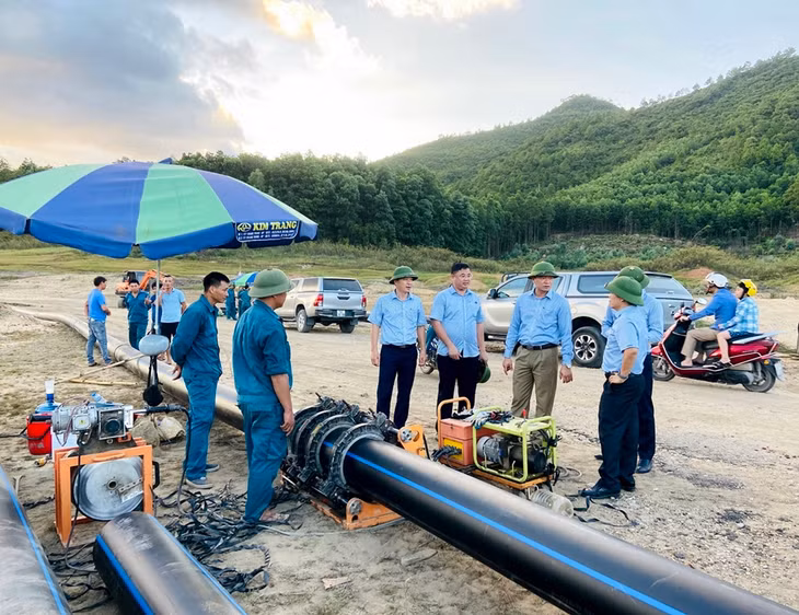 Lãnh đạo Công ty CP Nước sạch Quảng Ninh chỉ đạo việc lắp đặt tuyến ống mới cấp nước từ lòng hồ Yên Lập.