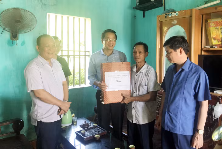 Đoàn đã đến thăm, tặng quà ông Bùi Xuân Hót, thương binh hạng 4/4, thôn 9, xã Quảng Minh.