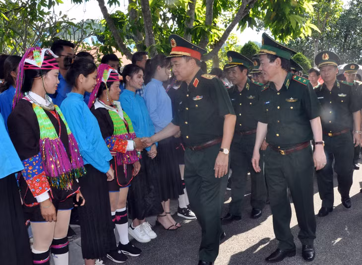 Trung tướng Hoàng Xuân Chiến trò chuyện với nhân dân các dân tộc xã Hải Sơn.