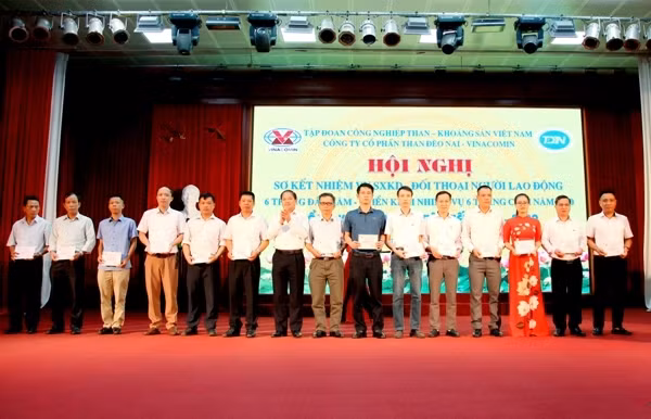 Công ty CP Than Đèo Nai khen thưởng cho các hiến sỹ thi đua TKV giai đoạn 2018-2019 nhân dịp sơ kết 6 tháng đầu năm 2020.