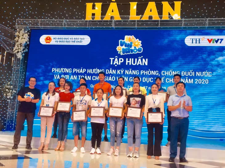 Tại chương trình Hè vui khỏe 2020, các giáo viên cốt cán giáo dục thể chất của tỉnh được tập huấn phương pháp kỹ năng phòng, chống đuối nước và bơi an toàn.