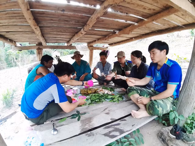 Bữa cơm với những món ăn đặc sản của người bản địa sau một hành trình leo rừng