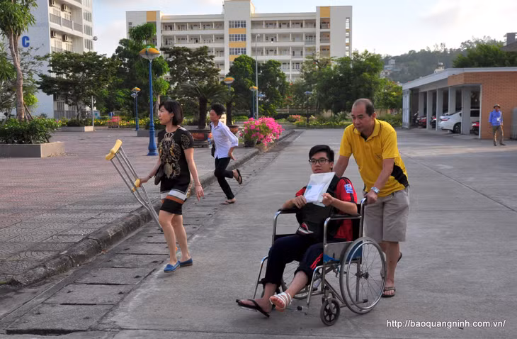 Thí sinh Vũ Việt Hoàng, dự thi vào lớp chuyên tiếng Anh, Trường THPT Chuyên Hạ Long là một trong những thí sinh đặc biệt của kỳ thi năm nay khi không may bị tai nạn trước ngày thi, phải đến điểm thi bằng xe lăn.