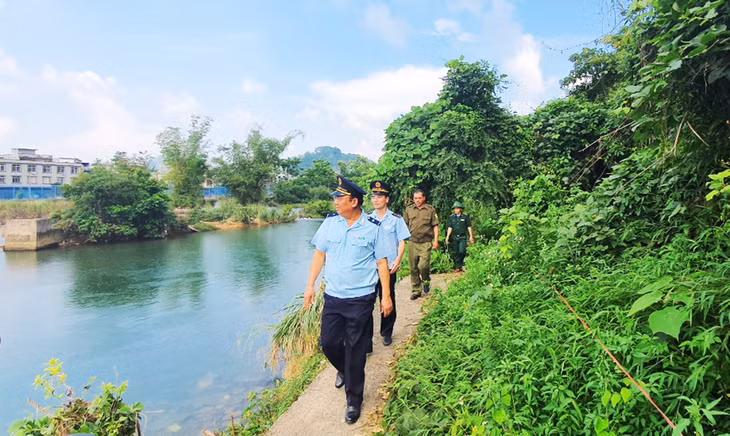 Tổ công tác liên ngành huyện Bình Liêu tuần tra tại đường mòn, lối mở khu vực biên giới.
