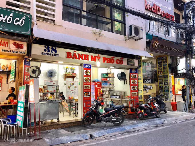 Cửa hàng bánh mì lúc 19h vắng khách. Trước Covid-19, đây là giờ cao điểm và quán còn phục vụ trên tầng 2. Ảnh: Ngân Dương.
