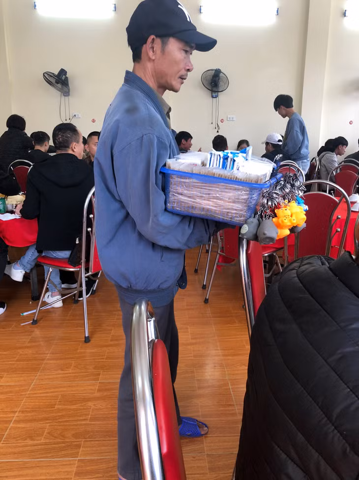 Nhiều người không có việc làm đã chuyển sang bán hàng rong tại các quán ăn khắp TP Móng Cái.