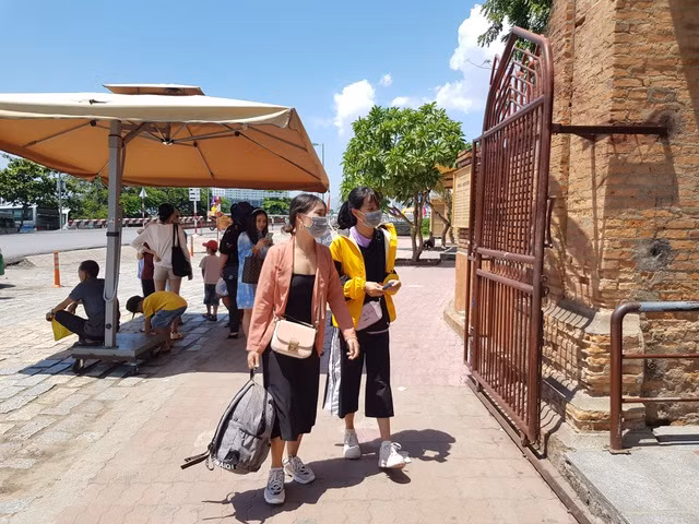 Khách du lịch đeo khẩu trang tham quan tại Nha Trang (Khánh Hòa) ngày 27/7. Ảnh: Hải Đăng