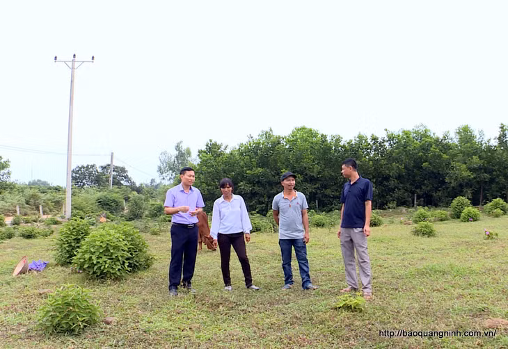 Cán bộ Khối MTTQ và các huyện Đầm Hà tuyên Phạm Thị Lành thôn Tân Hà, xã Tân Bình