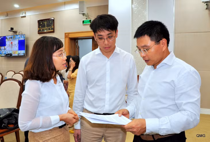 Chủ tịch UBND tỉnh Nguyễn Văn Thắng trao đổi với nhà đầu tư ngay sau khi kết thúc hội nghị tỉnh Quảng Ninh với doanh nghiệp, ngày 16/5.