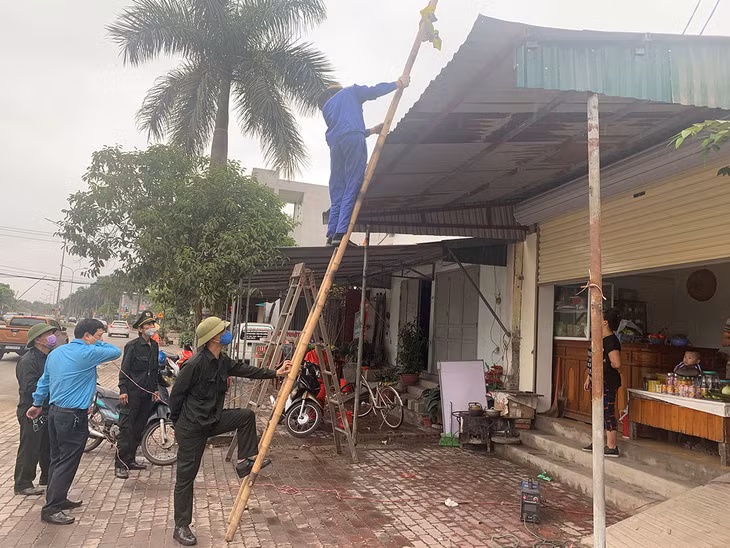 Phường Cao Xanh ra quân tháo dỡ mái che, mái vẩy lấn chiếm vỉa hè lòng đường gây mất ATGT. 