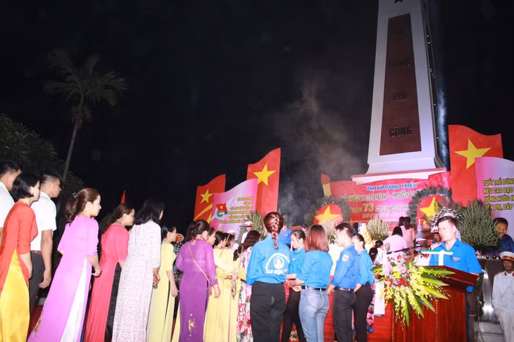 Lễ dâng hương thắp nến tri ân các anh hùng liệt sĩ tối 26/7 tại thị xã Đông Triều