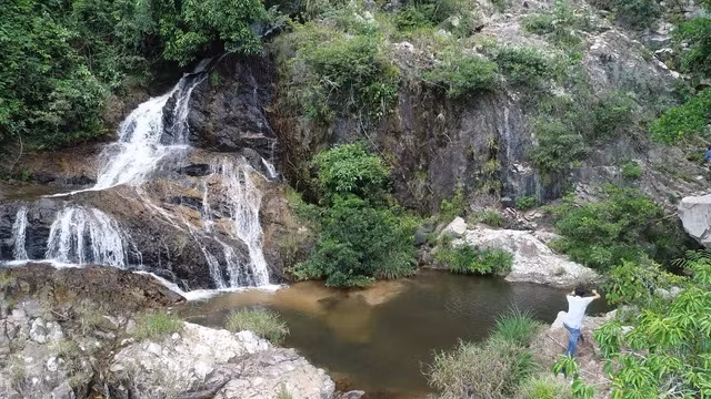 Thác Ea Tral bắt nguồn từ thung lũng Tơng Buông và tưới mát cho hàng ngàn diện tích hoa màu của bà con bản địa
