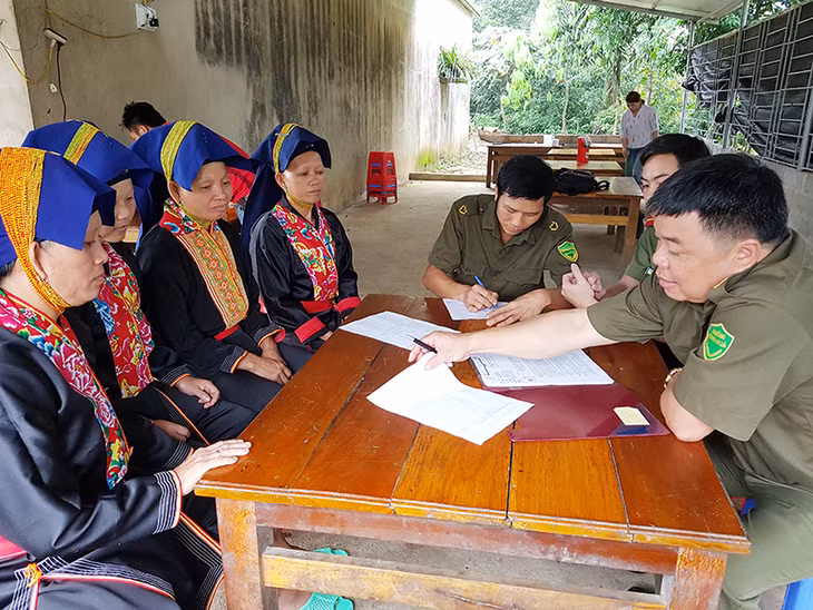 Công an huyện Ba Chẽ phối hợp với công an xã Đồn Đạc tuyên truyền pháp luật cho người dân trên địa bàn.