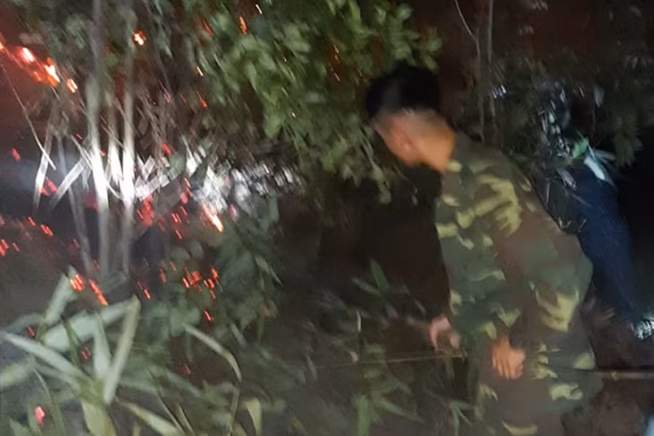 Các lực lượng tích cực tham gia chữa cháy.