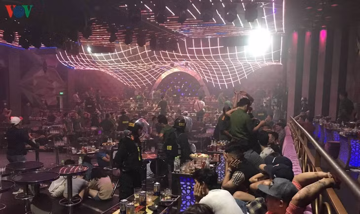 Cơ quan công an kiểm tra quán bar Romance.