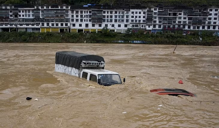 Xe cộ bị lũ nhấn chìm ở huyện Tòng Giang, tỉnh Quý Châu, hồi đầu tháng 6. Ảnh: SCMP